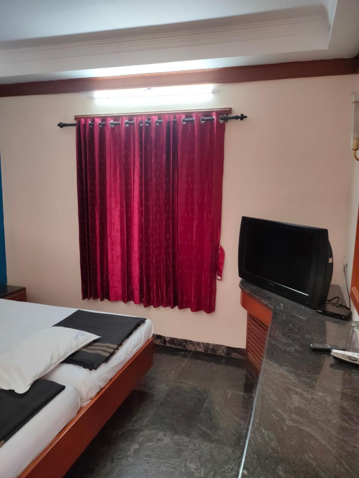 Anjana Hotels Theni Buitenkant foto